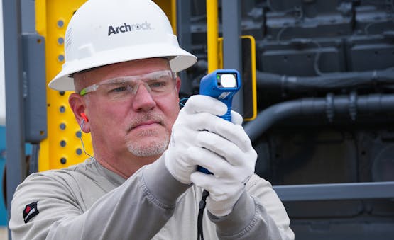 Archrock worker using GAZOSCAN mini.