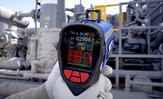 Archrock worker using GAZOSCAN.